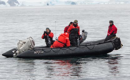 Cuatro tripulantes en canoa inflable en Antártida