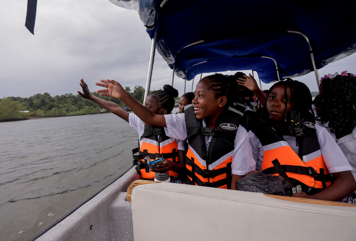Niños de Bahía Malága en el bote escolar eléctrico