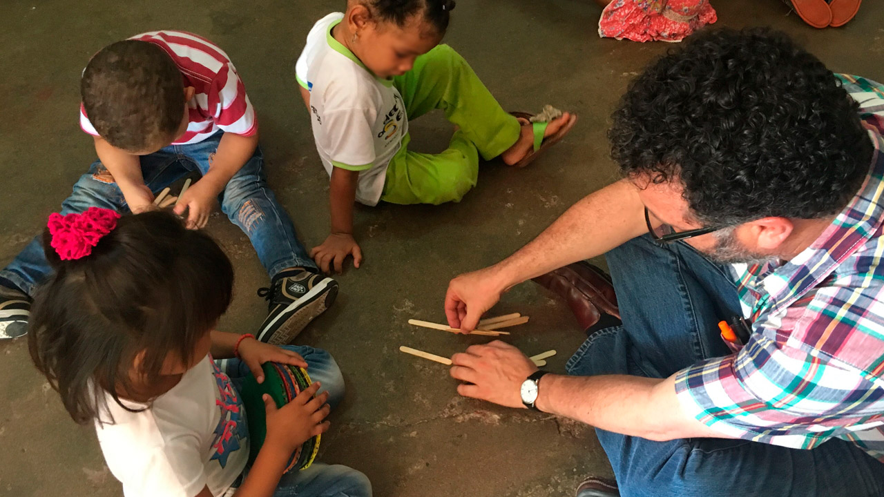 Foto del profesor Eduardo Escallón en un taller con niños