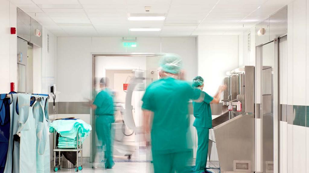 Foto de enfermeros y médicos en un hospital