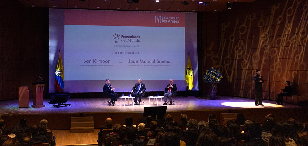 Panel en el auditorio ML de la Universidad de los Andes