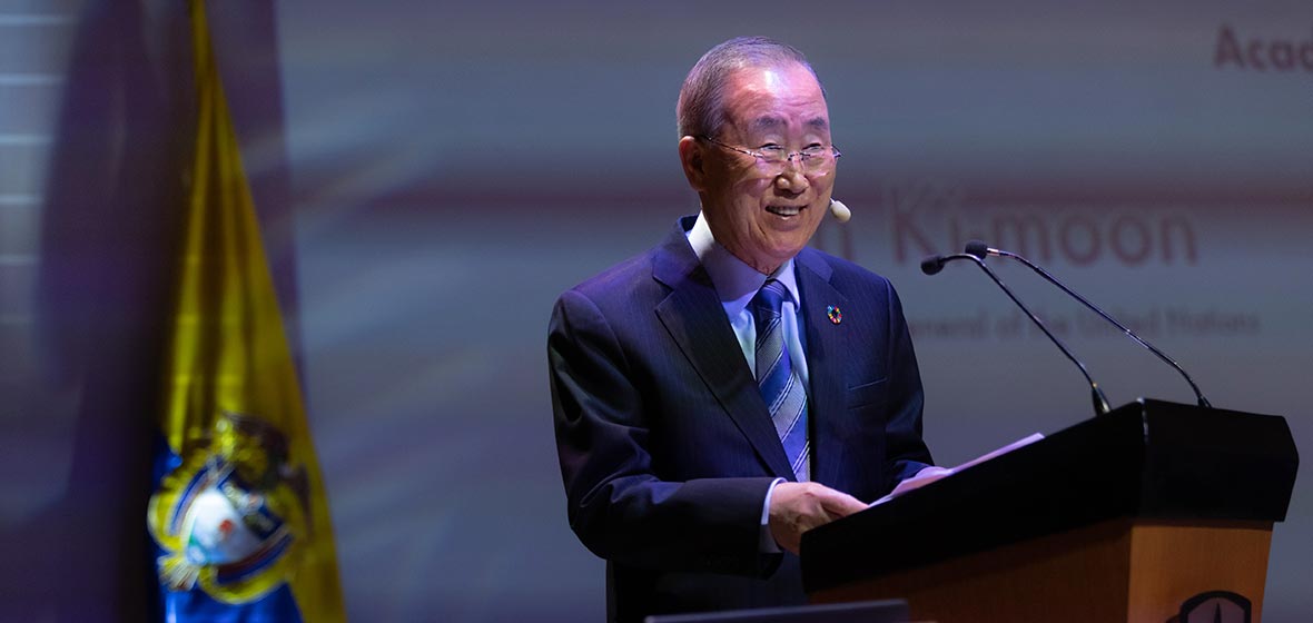 Ban Ki - moon habla desde un atril.