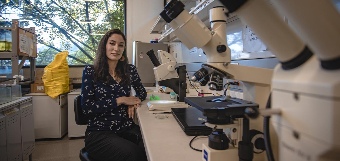 Laura Manrique junto a un microscopio 