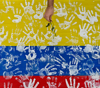 Bandera de Colombia con huellas blancas