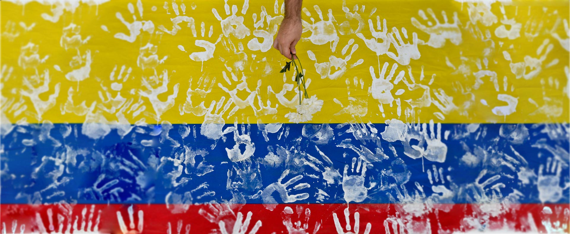 Bandera de Colombia con huellas blancas