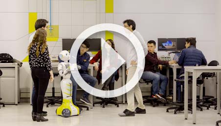 Estudiantes interactúan con robot