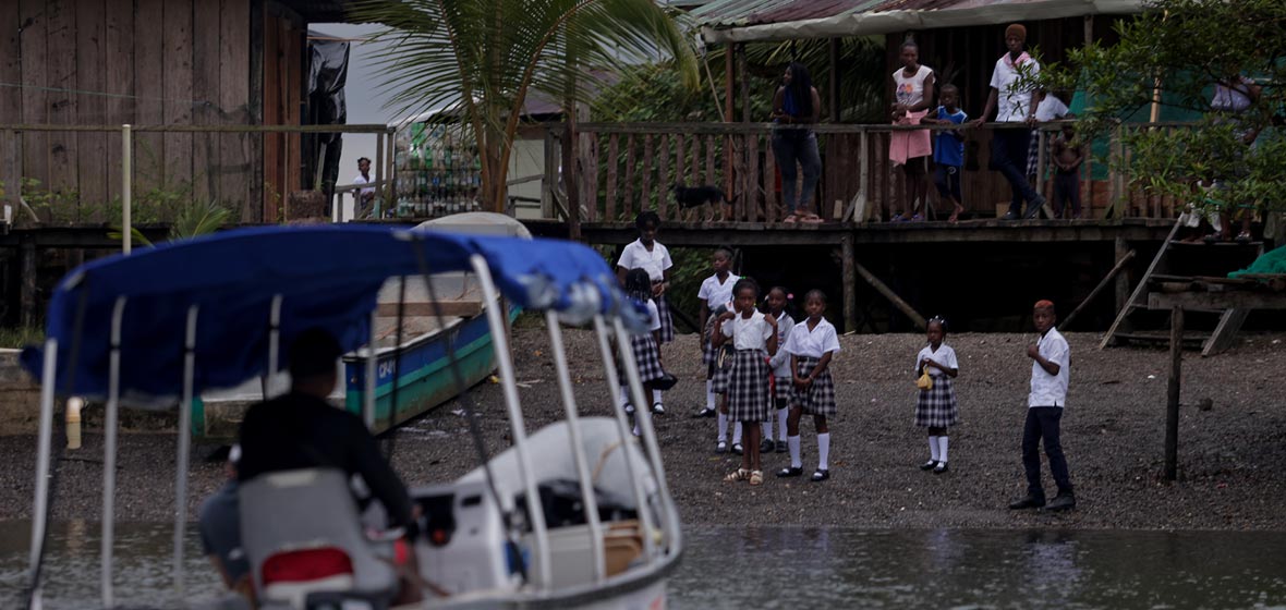 Los niños de la vereda Mangaña esperan por primera vez el bote eléctrico para ir a recibir clases en la Institución Educativa Manuel S. Caicedo, en la vereda Miramar.