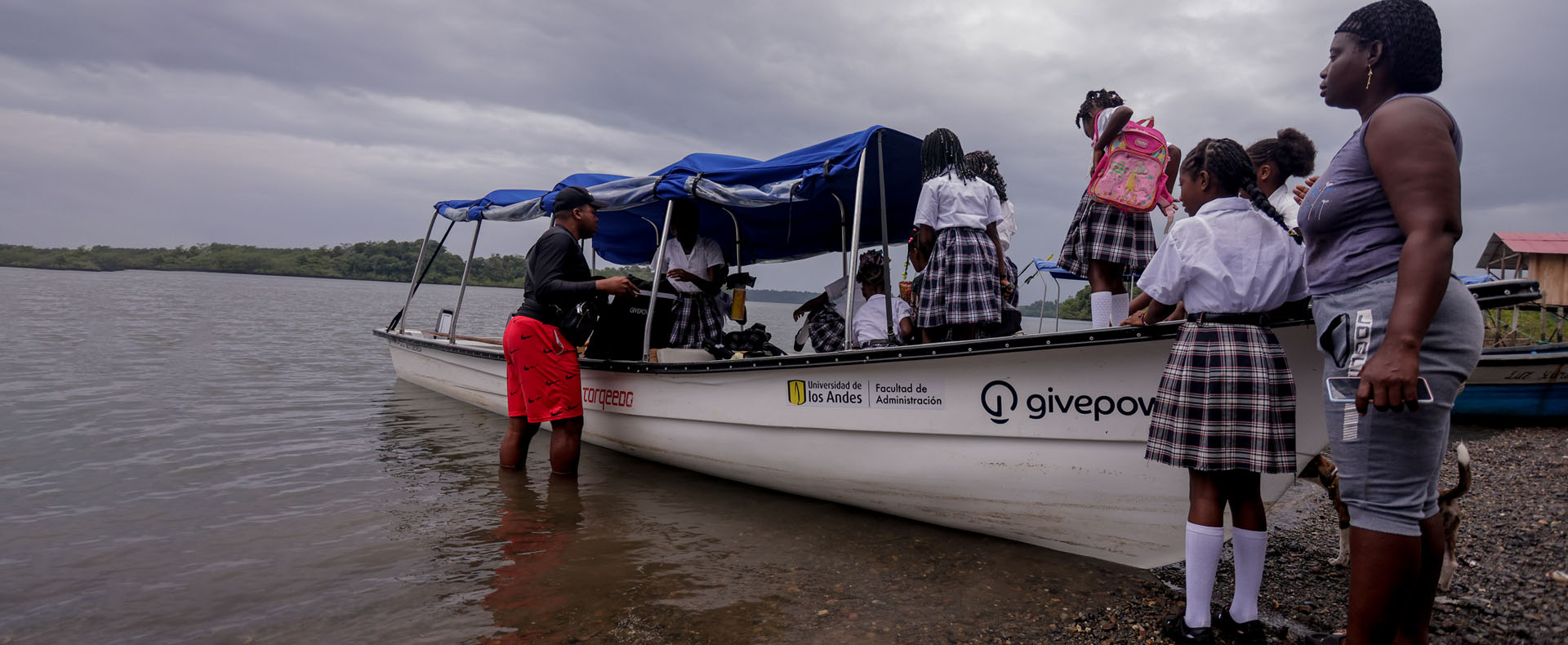 Niños de Bahía Málaga suben al bote eléctrico de Uniandes