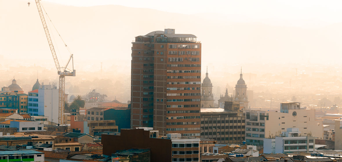 Panorámica del centro de Bogotá con mala calidad del aire 