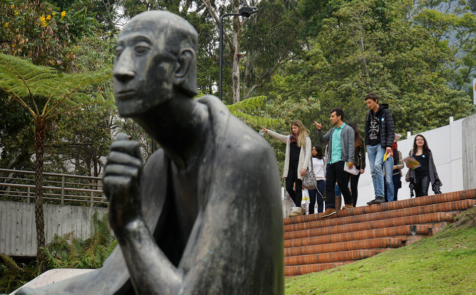 imagen de la estatua de San Alberto Magno en el campus Uniandes