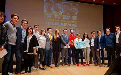 Foto de los organizadores y participantes del debate