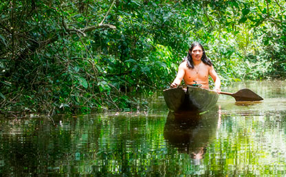 Hombre navega en balsa por el Amazonas. 