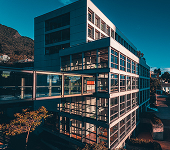 Foto del edificio W de la Universidad de los Andes