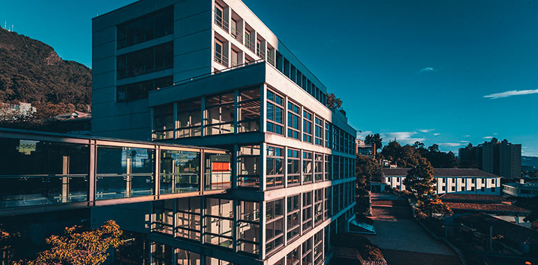 Foto del edificio W de la Universidad de los Andes