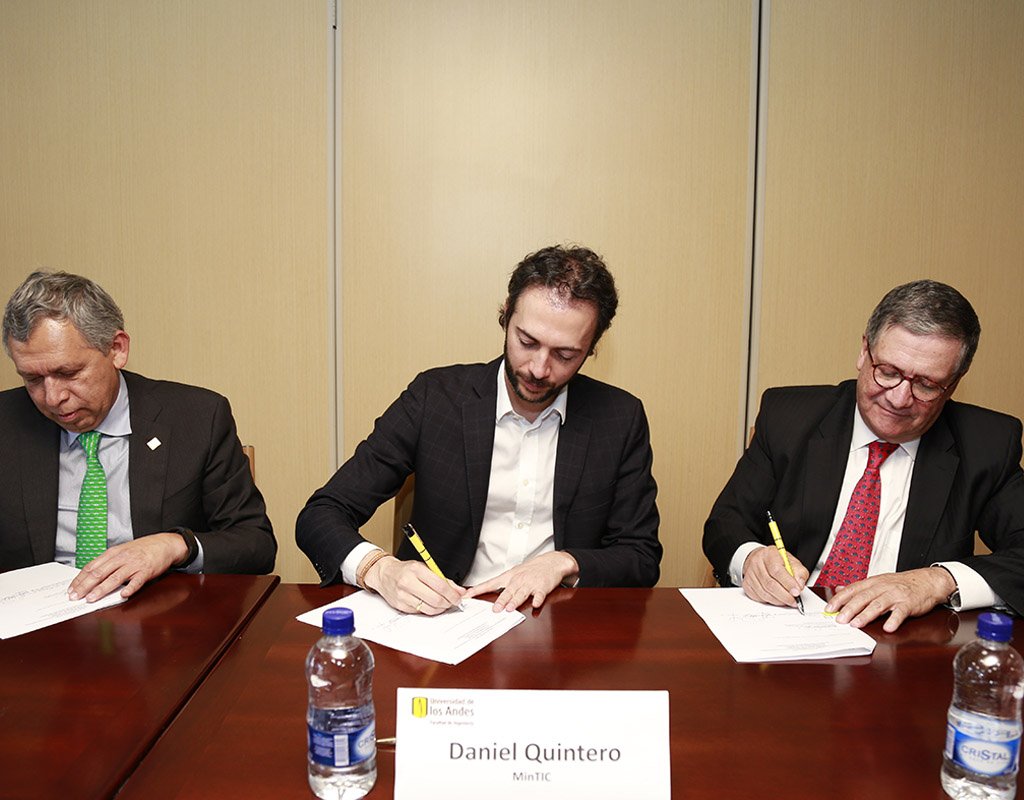 Firma del acuerdo entre el rector de Los Andes, el rector de la Universidad Industrial de Santander y el viceministro de Tecnologías de la Información y Comunicación.  