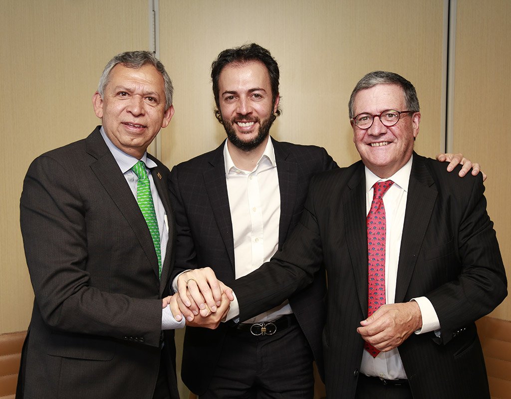 Hernán Porras Díaz, rector de la UIS, Daniel Quintero Calle, viceministro de TIC y Pablo Navas Sanz de Santamaría, rector de la Universidad de los Andes se estrechan la mano.