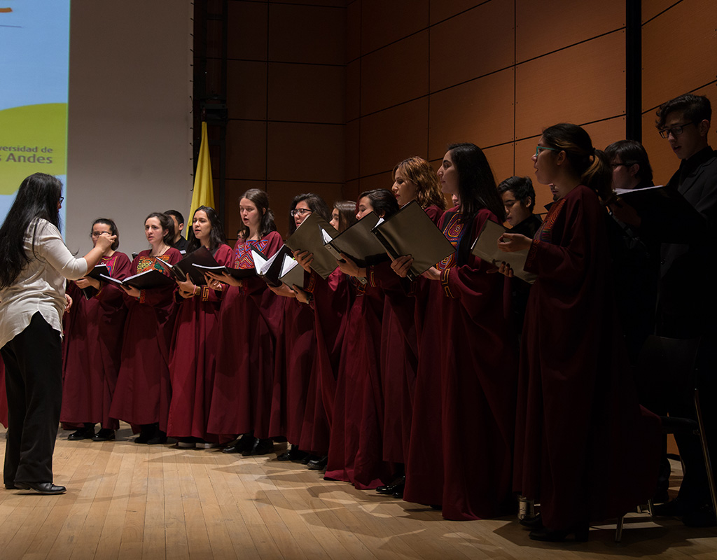 Coro Uniandes durante de la ceremonia de grados de posgrado 2017-2