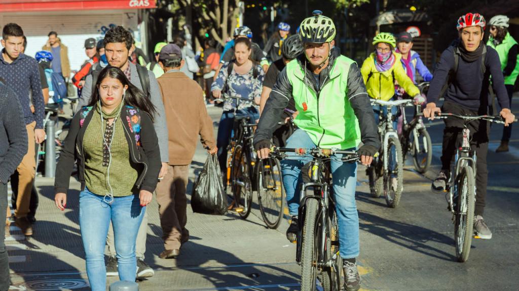 Caravana de estudiantes de la Universidad de los Andes montados en bicicleta. 