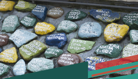 Rocas pintadas con el nombre de personas con un título que dice: Grabados como en la roca