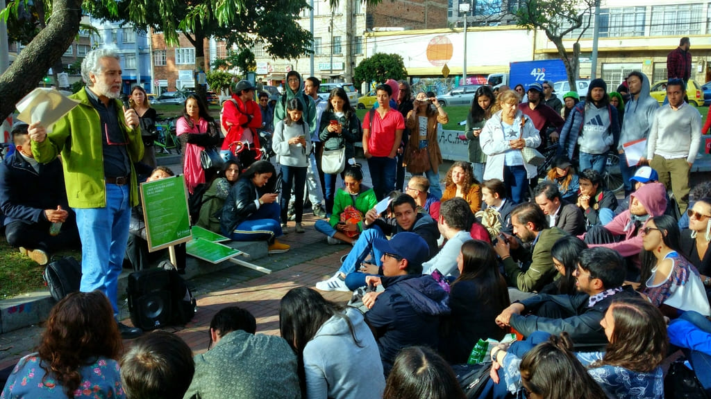 Foto del profesor Juan Camilo Cárdenas durante su clase en la calle