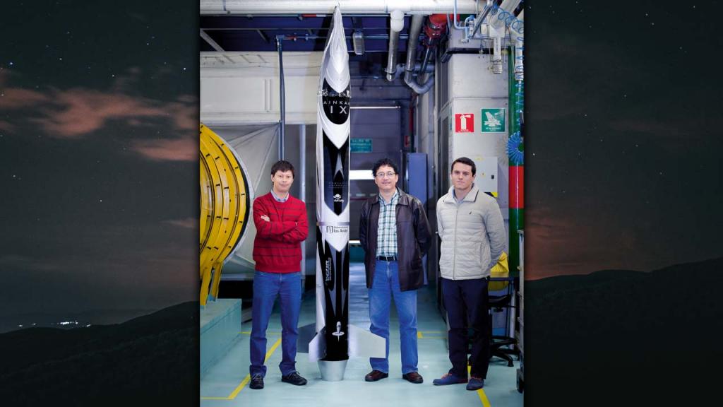 Tres hombres rodean un cohete