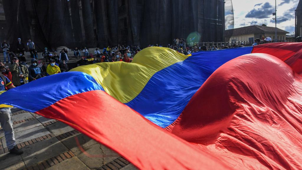 Bandera de Colombia en las protestas de 2021.