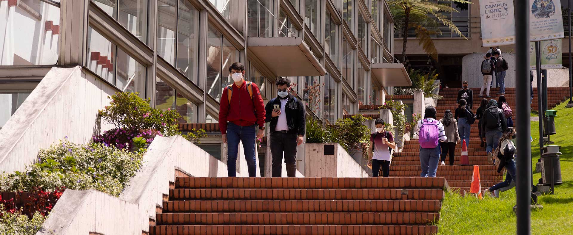 Estudiantes en en el campus de Los Andes