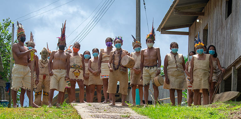 Grupo indígena observa desde un alto