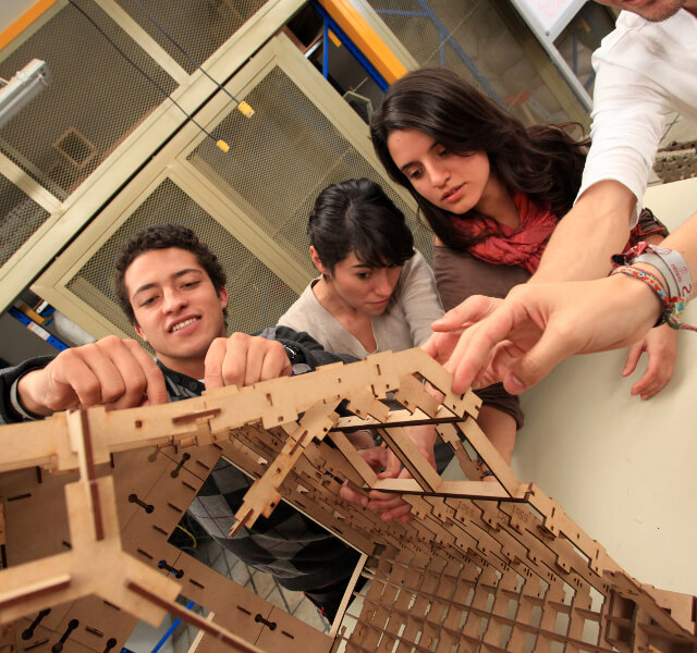 Estudiantes construyen modelo de casa a escala