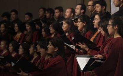 Coro de uniandes interpreta gaudeamus igitur himno universitario