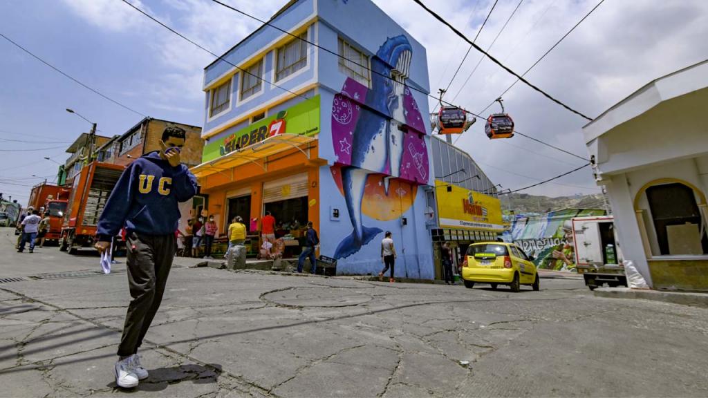 Foto de una persona caminando con tapabocas en Bogotá. Eduardo Behrentz