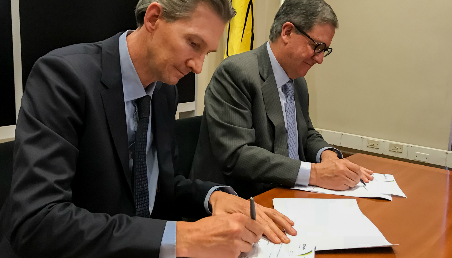 Imagen de Juan Lucas Restrepo, director ejecutivo de la Corpoica, y Pablo Navas, rector de Los Andes, firmando alianza ScienAgro.