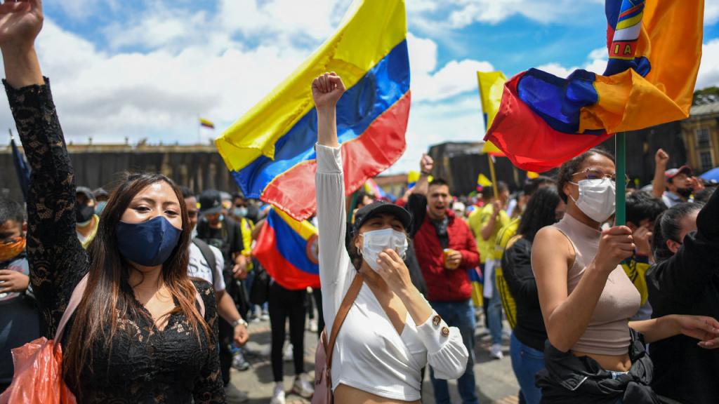 Mujeres marchando con la bandera de Colombia