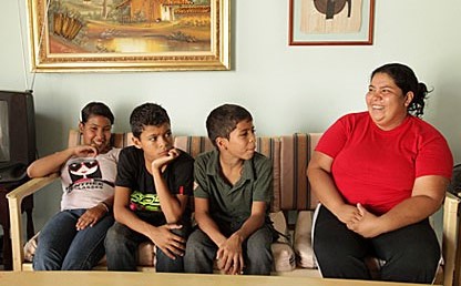 Mildred Leal y sus tres hijos, familia damnificada de la desaparición de Gramalote, Norte de Santander.