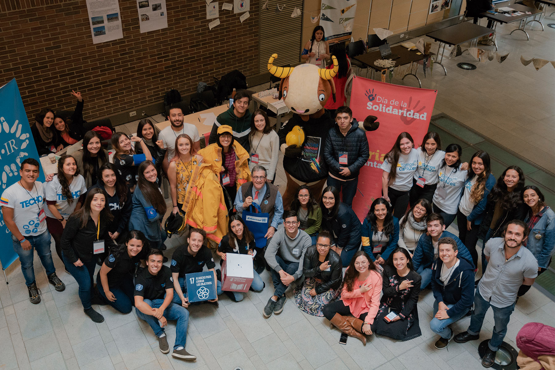Grupo de voluntarios en el día de la solidaridad en la Universidad de los Andes