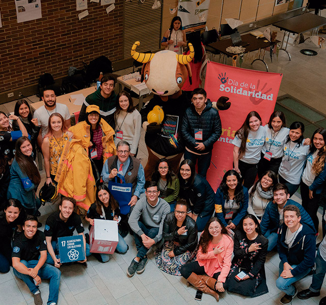Grupo de voluntarios en el día de la solidaridad en la Universidad de los Andes