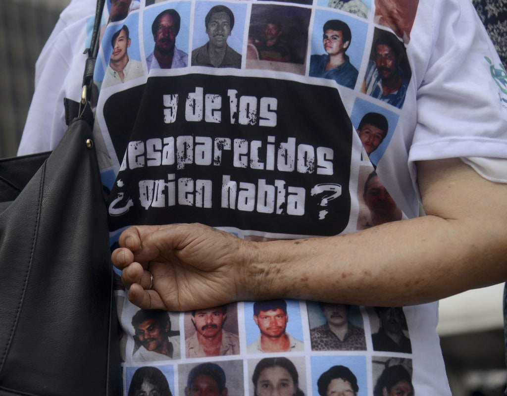 Foto de una persona con una camiseta que dice Y de los desaparecidos ¿Quién habla?