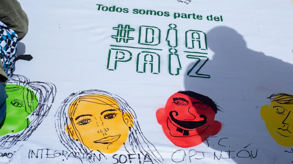 Foto de una pancarta con dibujos alusivos a Día Paíz