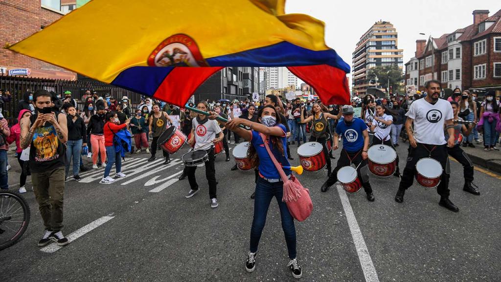 Una persona ondea una bandera de Colombia.