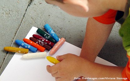 Imagen de un niño coloreando