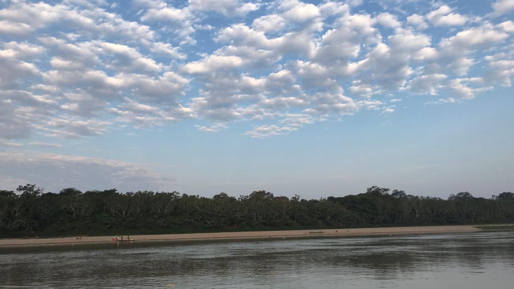 Paisaje de cielo y playa del río Guaviare.