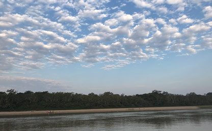 Paisaje de cielo y playa del río Guaviare.