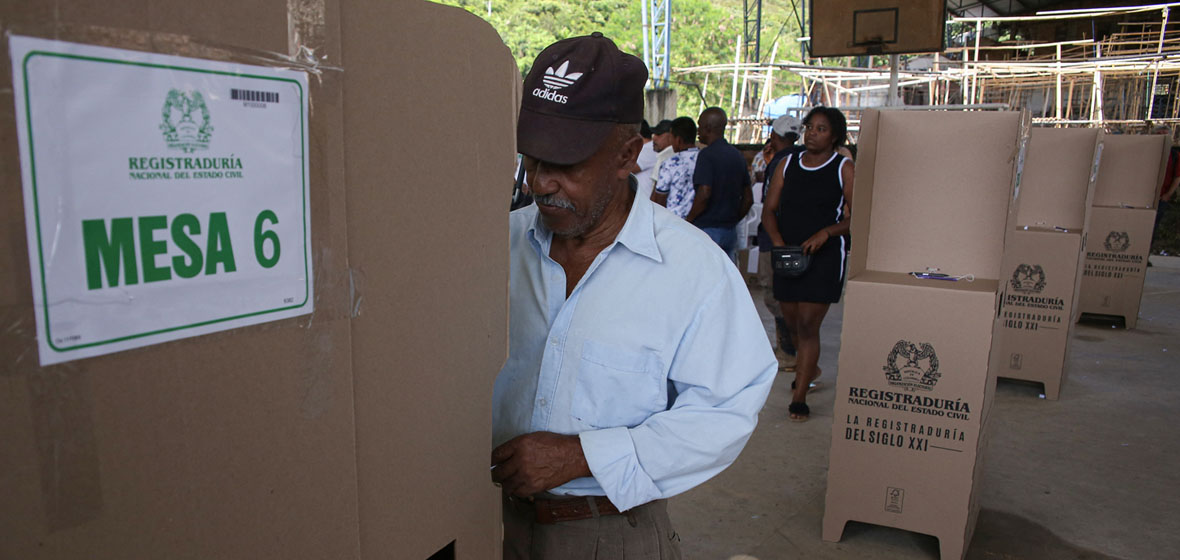 Fotos de un ciudadano votando.