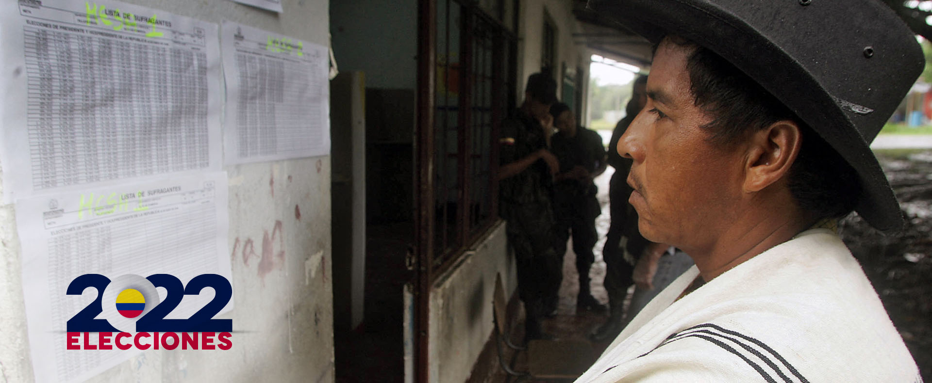 Campesino mira lista de cédulas en puesto de votación 