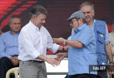 El presidente Juan Manuel Santos y Rodrigo Londoño, alias 'Timochenko', jefe de las Farc, durante el acto de entrega definitiva de armas de este grupo guerrillero.