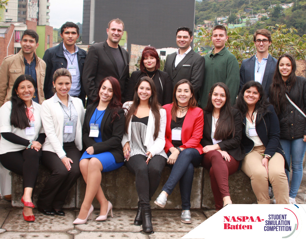 Grupo de estudiantes universitaros, en el campus de Los Andes.
