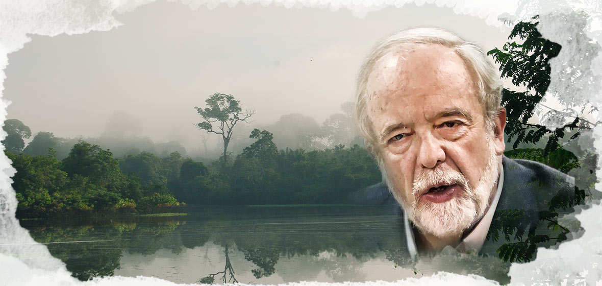 Ernesto Guhl junto a un paisaje de selva