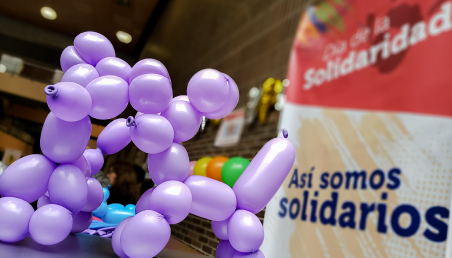 Figuras en globo con afiche: Día de la Solidaridad