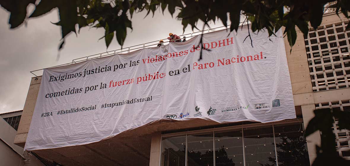 Pancarta sobre un edificio que pide justicia por la violencia policial 