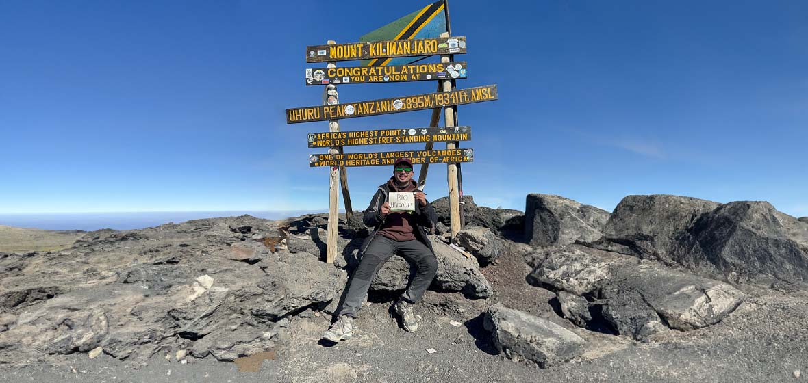Juan Carlos Rojas en la cima del Kilimanjaro